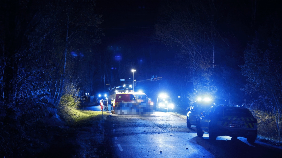 Person fastklemt etter bilulykke i Larvik