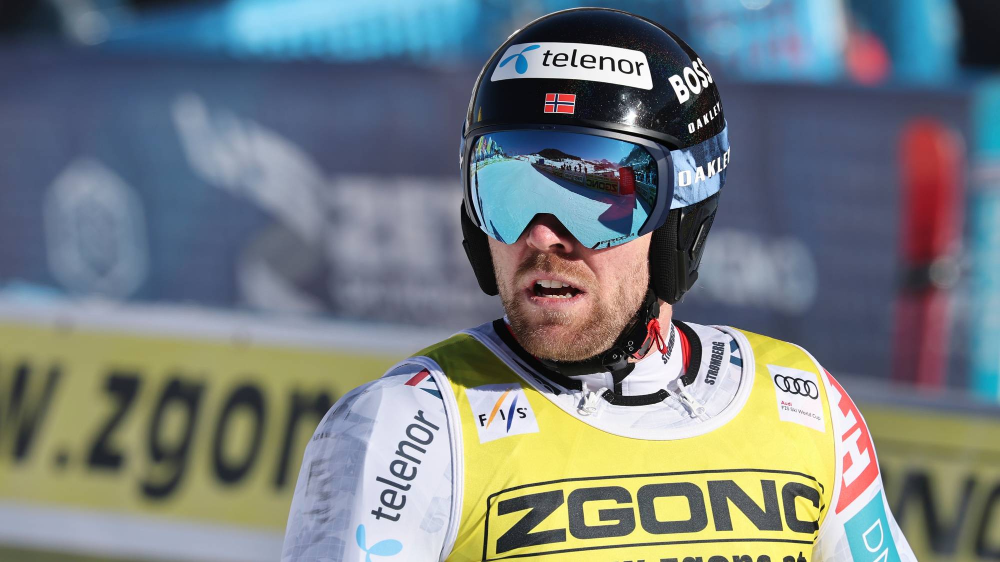 Alpinist Henrik Kristoffersen med hjelm og skibriller i et verdenscuprenn. (Bildebeskrivelsen er laget av en KI-tjeneste)
