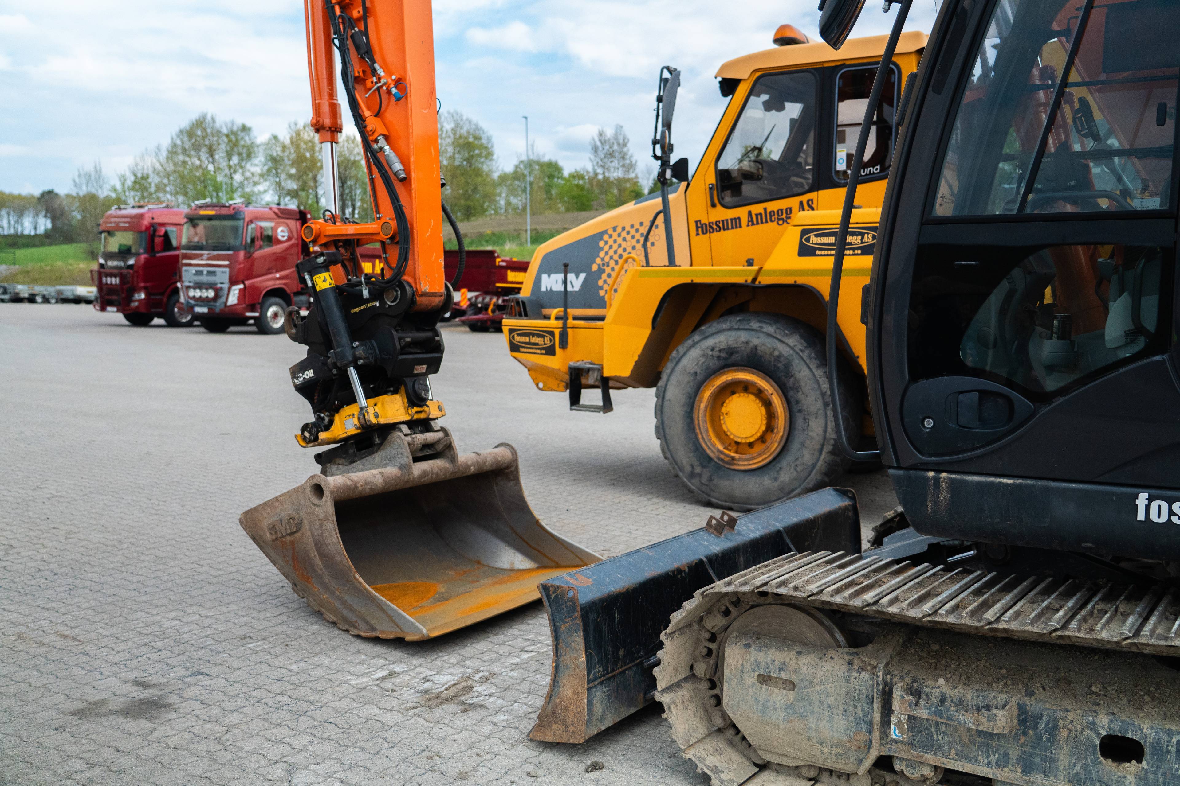 Gravemaskin, dumper og lasterbilder hos Fossum Anlegg