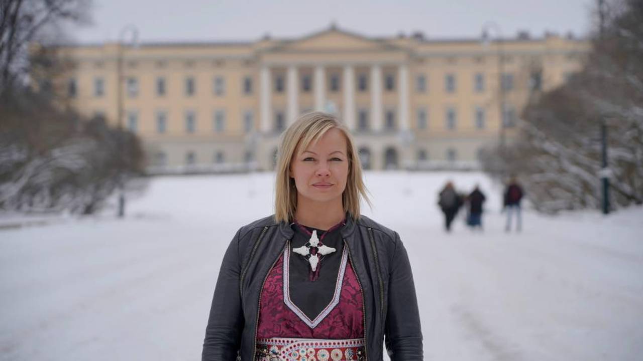Máret Ánne Sara foran det kongelige slott i Oslo