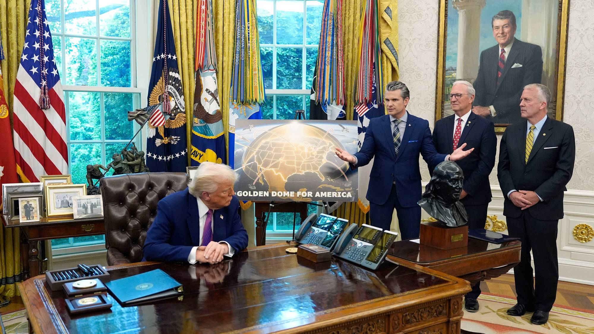 senator Dan Sullivan hos Trump
