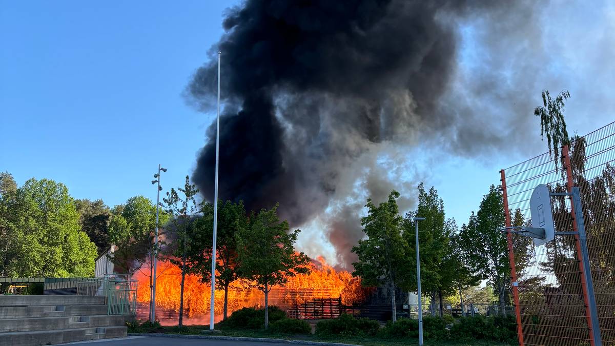 Stor, mørk røyksky over hovedstaden