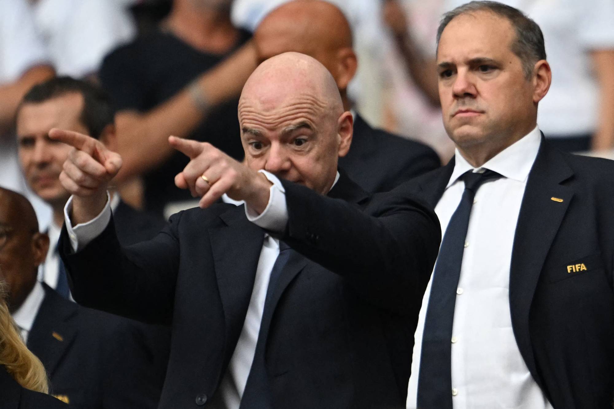 President Gianni Infantino (t.v.) og CONCACAF-president Victor Montagliani ser kvartfinalen i fotball-VM 2026 mellom Norge og England på Miami Stadium i Miami 11. juli 2026.