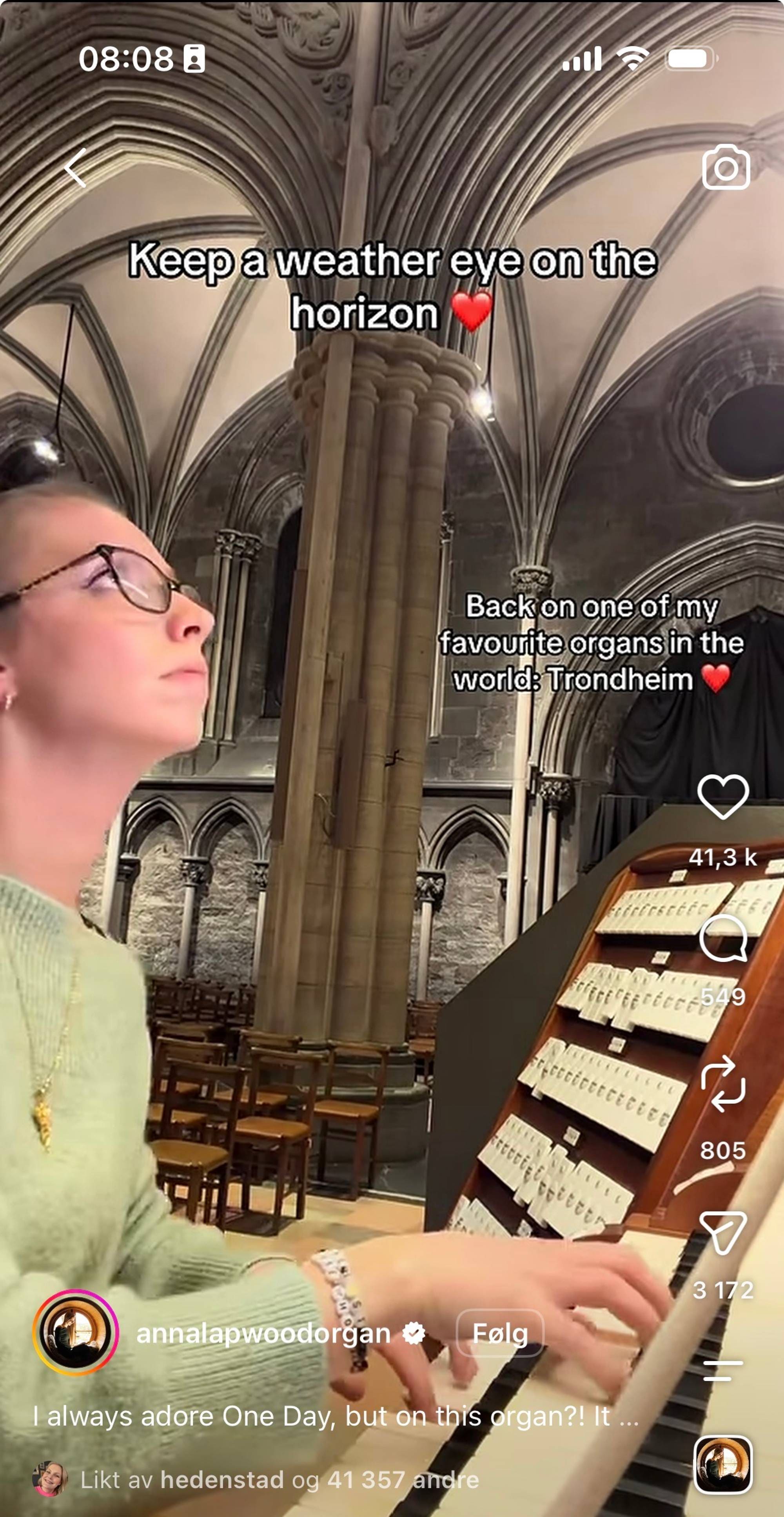 Anna Lapwood spiller på orgelet i Nidarsodomen.