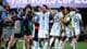 BRETT DAVIS / REUTERS,NTB Lionel Messi jubler for Argentina etter seier i fotball-VM foran fotografer. (Bildebeskrivelsen er laget av en KI-tjeneste)