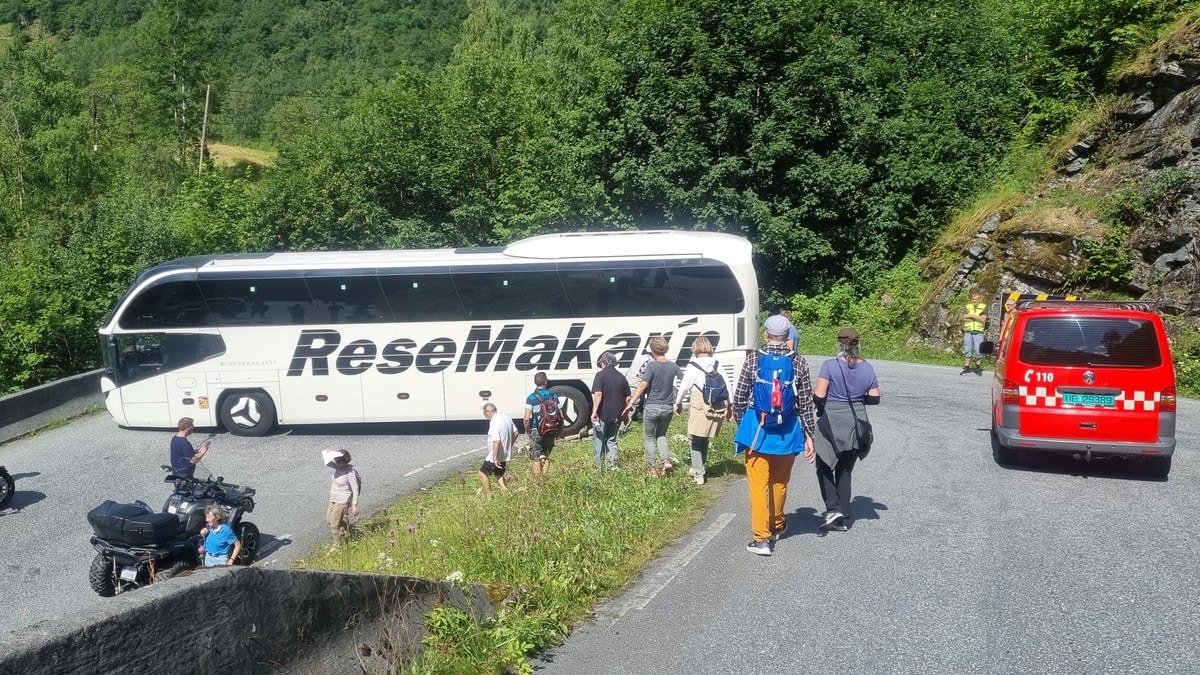 Buss står fast i Geiranger – skaper lange køar