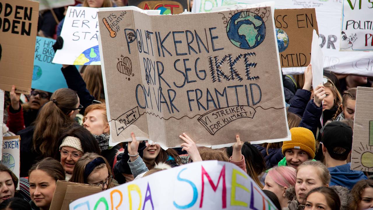 Skoleungdom streiker for klimatiltak på Eidsvolls plass i Oslo.