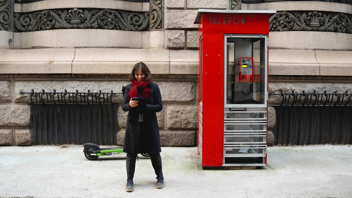 Telefonkiosken fyller 90 år – snart kan den få lyden tilbake