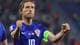 Antonio Bronic / REUTERS,NTB Luka Modrić feirer mens han holder hendene i været. Han spiller i en blå trøye med nummer 10. En grønn armbind med ordet "RESPECT" er synlig på armen. (Bildebeskrivelsen er laget av en KI-tjeneste)