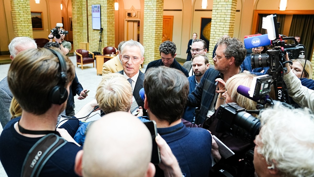 Finansminister Stoltenberg under press for fravær under budsjettbråk