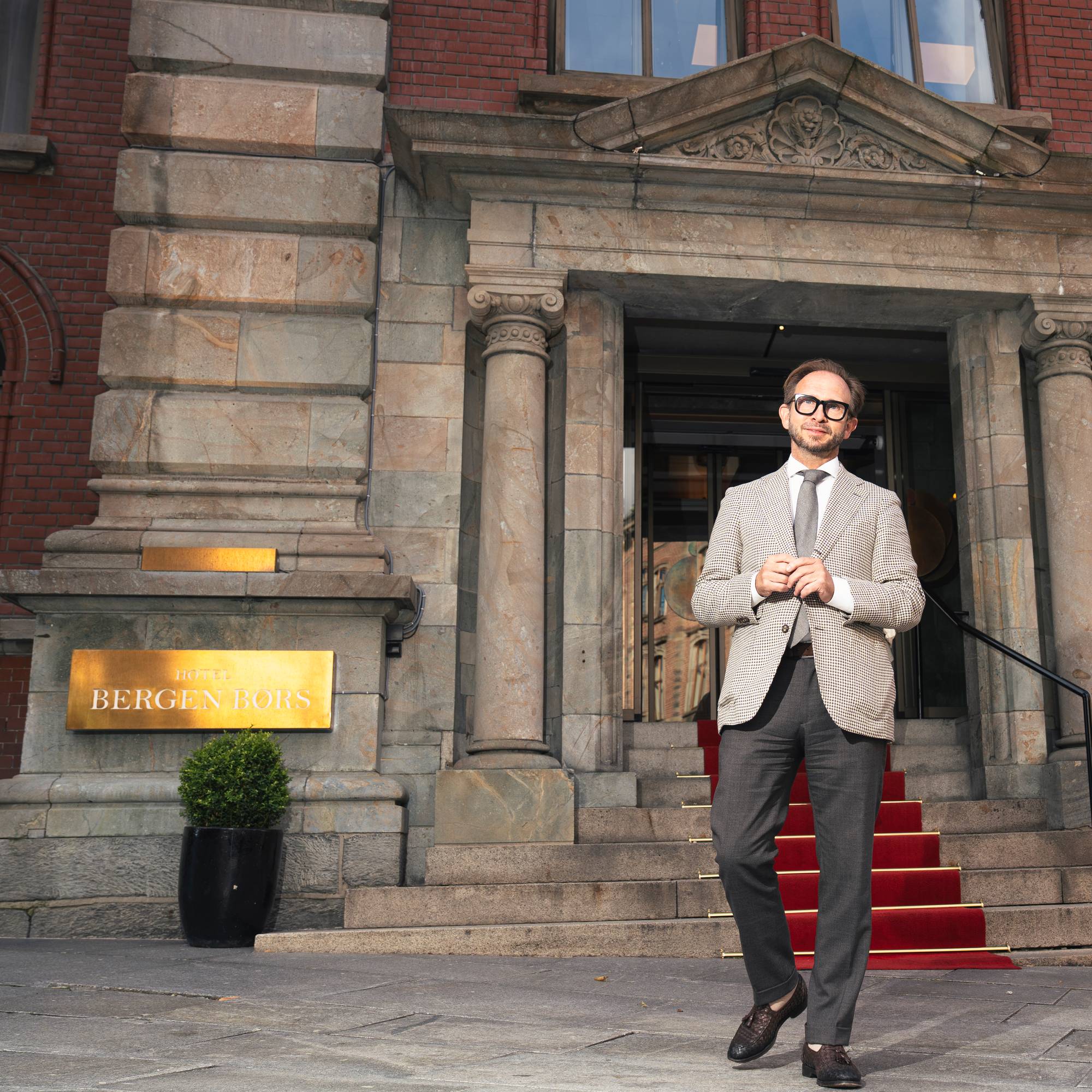 Yngve Hansen, utanfor Bergen Børs Hotel