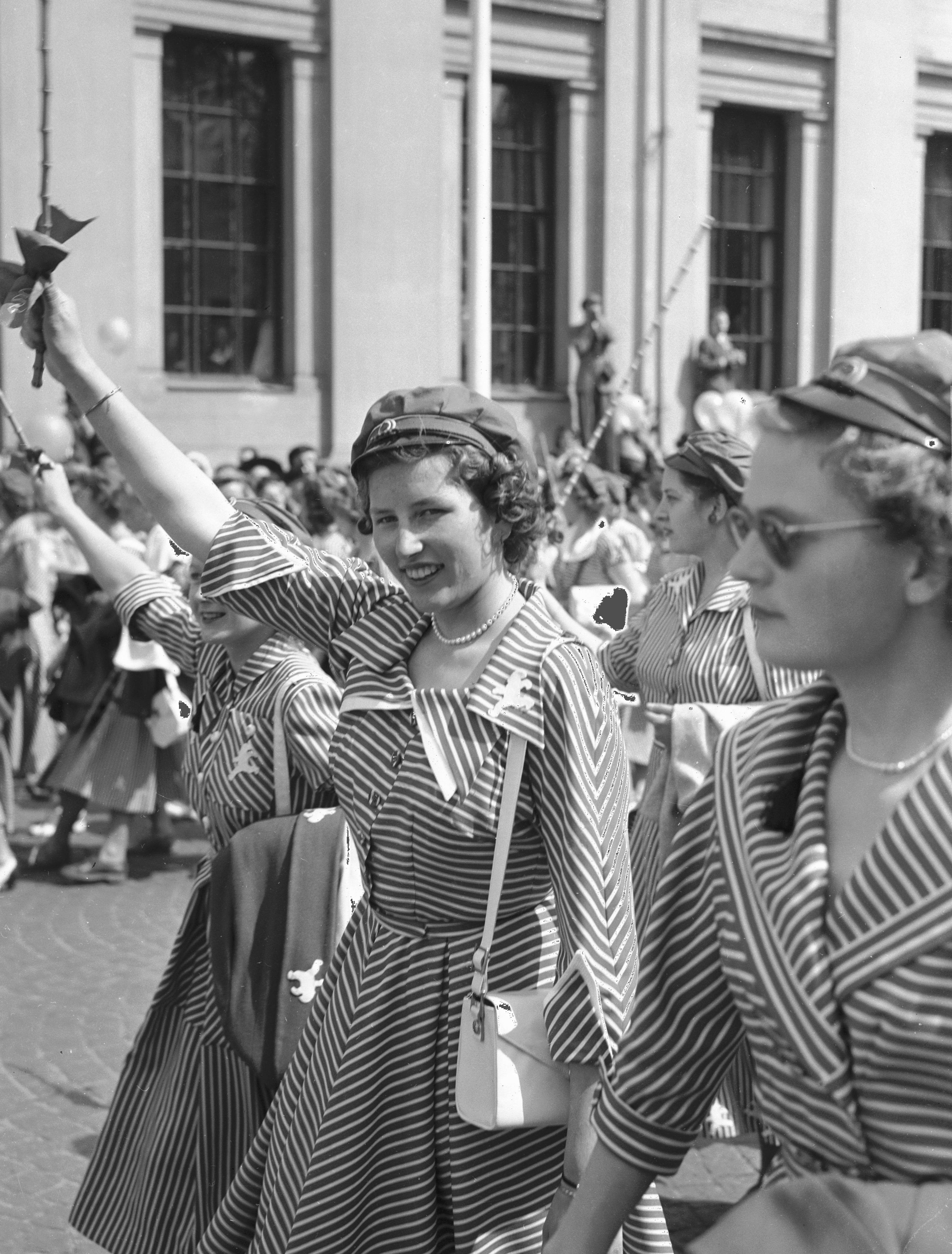 Prinsesse Astrid er russ og vinker med russestokk og russelue