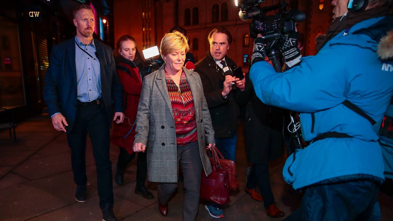 Siv Jensen omringet av journalister