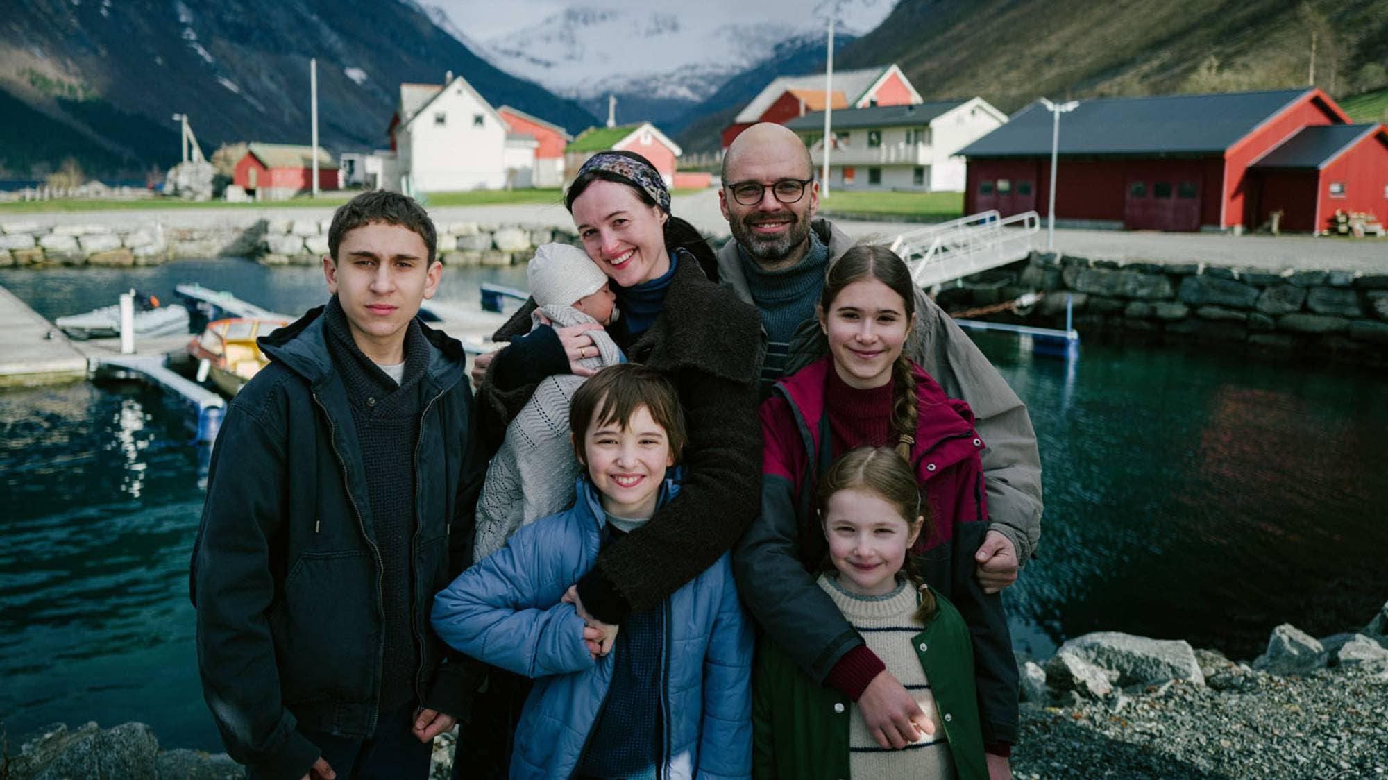 To voksne og fem barn i ei norsk bygd.