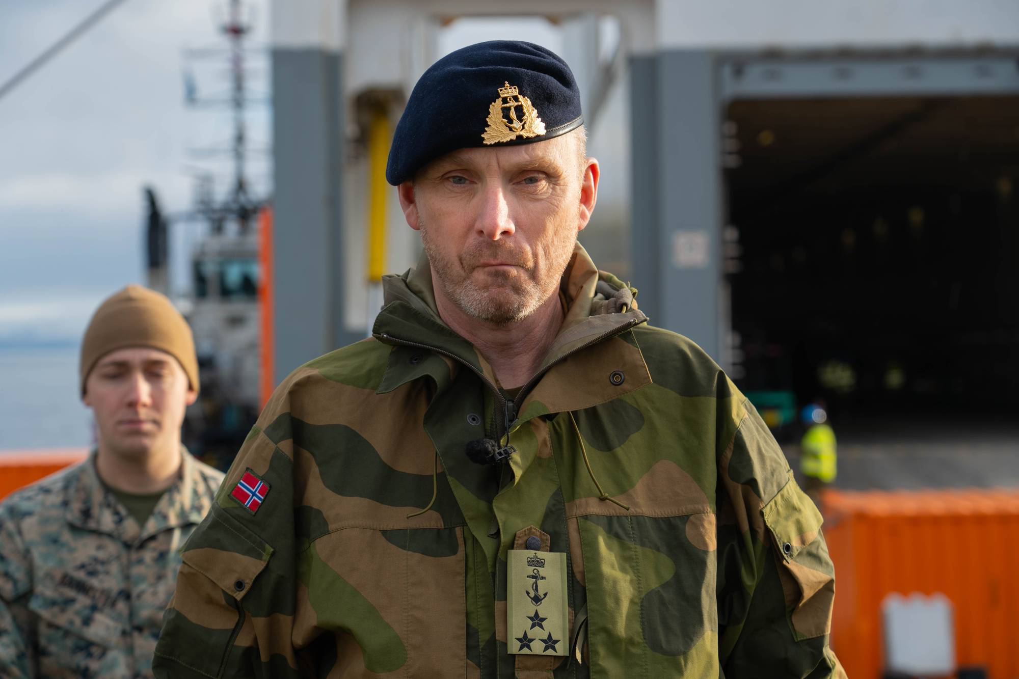 Rune Andersen, sjef FOH og øvelsesleder for Nordic Response. Står foran et av skipene som tok ilandførte mye militær transport til Langnes kai utenfor Alta.