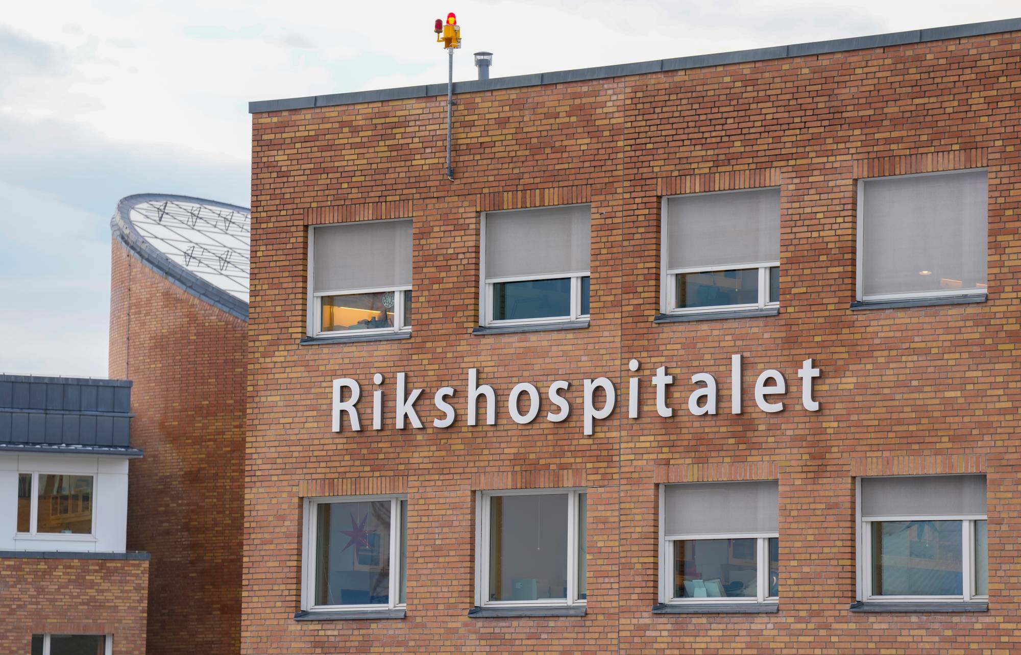 en murbygning med et skilt på