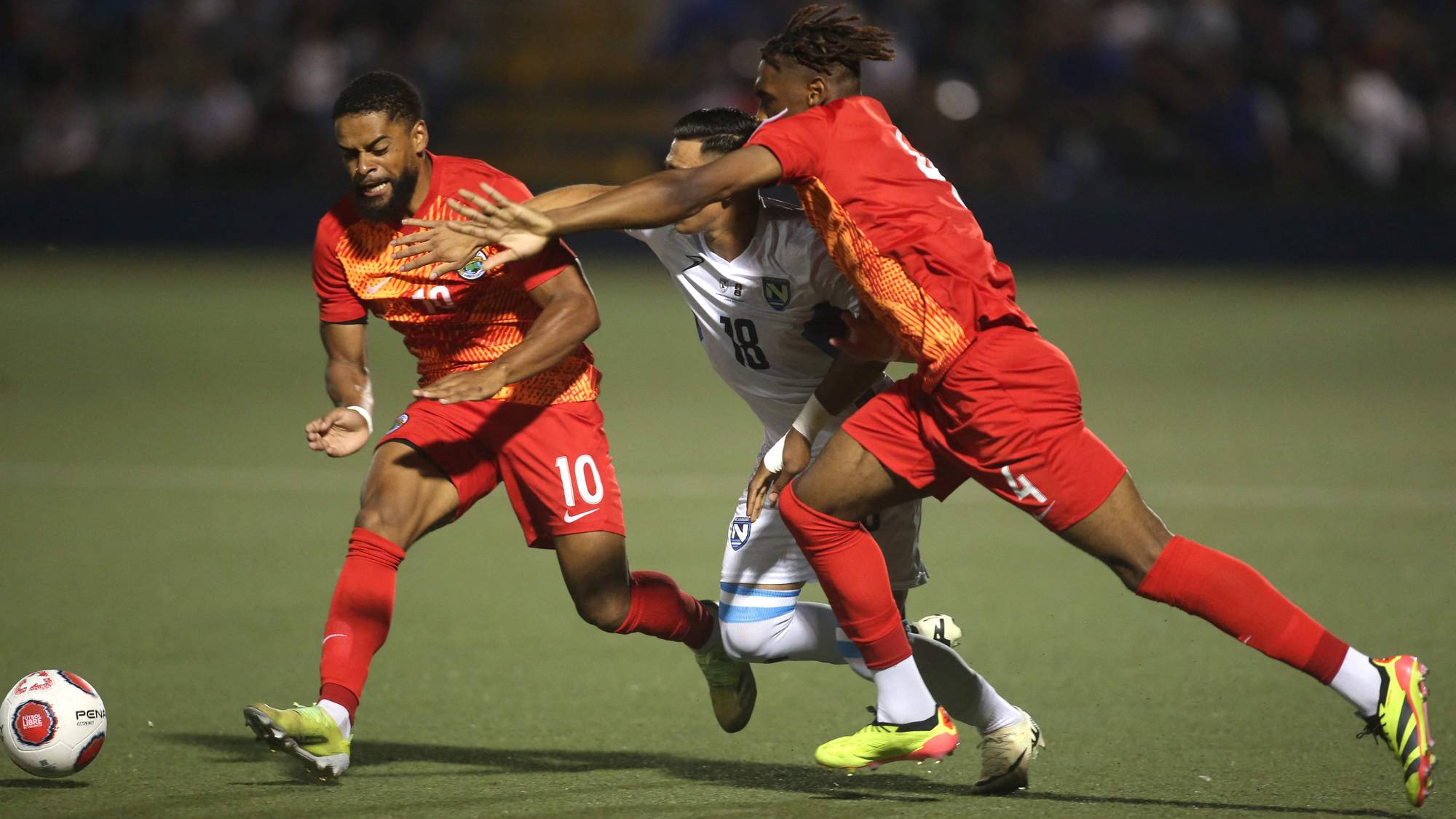 Nicaraguas Bancy Hernandez i duell med Montserrats Kaleem Simon (venstre) og Nico Gordon