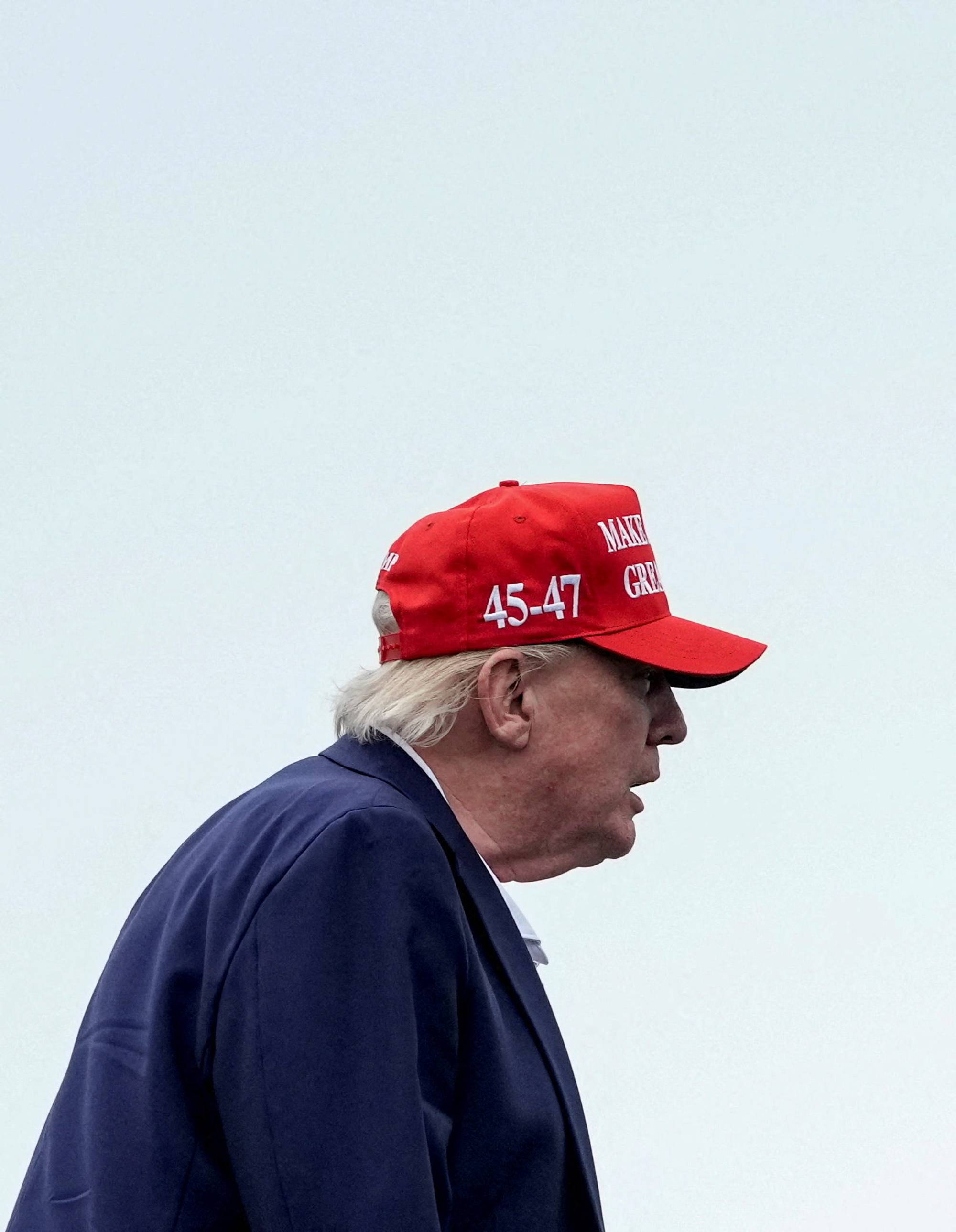 Profilbilde av Donald Trump i mørk dress og rød caps med teksten 45-47 mot en lys bakgrunn. (Bildebeskrivelsen er laget av en KI-tjeneste)