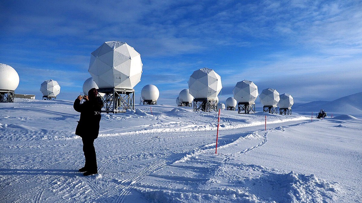 Ber Norge stramme inn kontrollen med satellittstasjonene på Svalbard