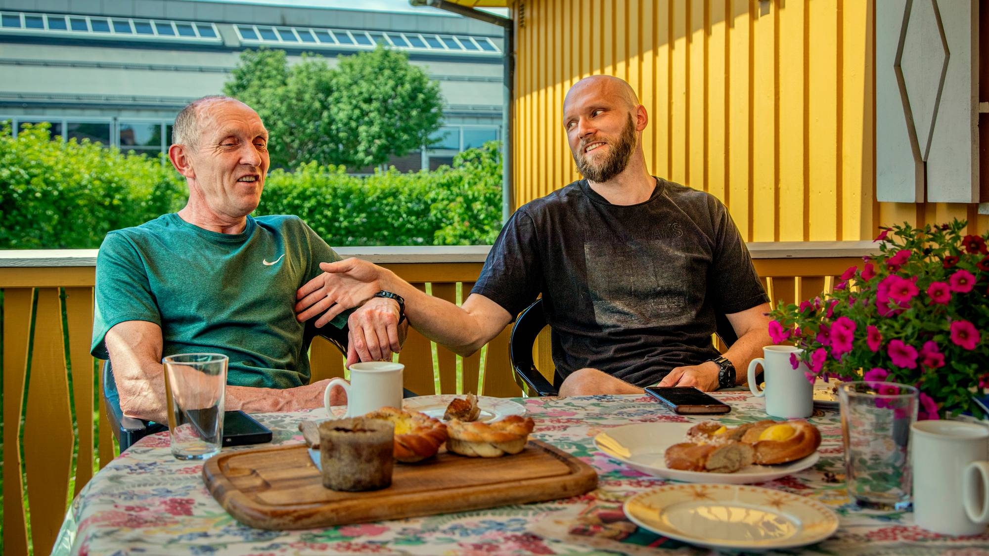 Far og sønn spiser sammen