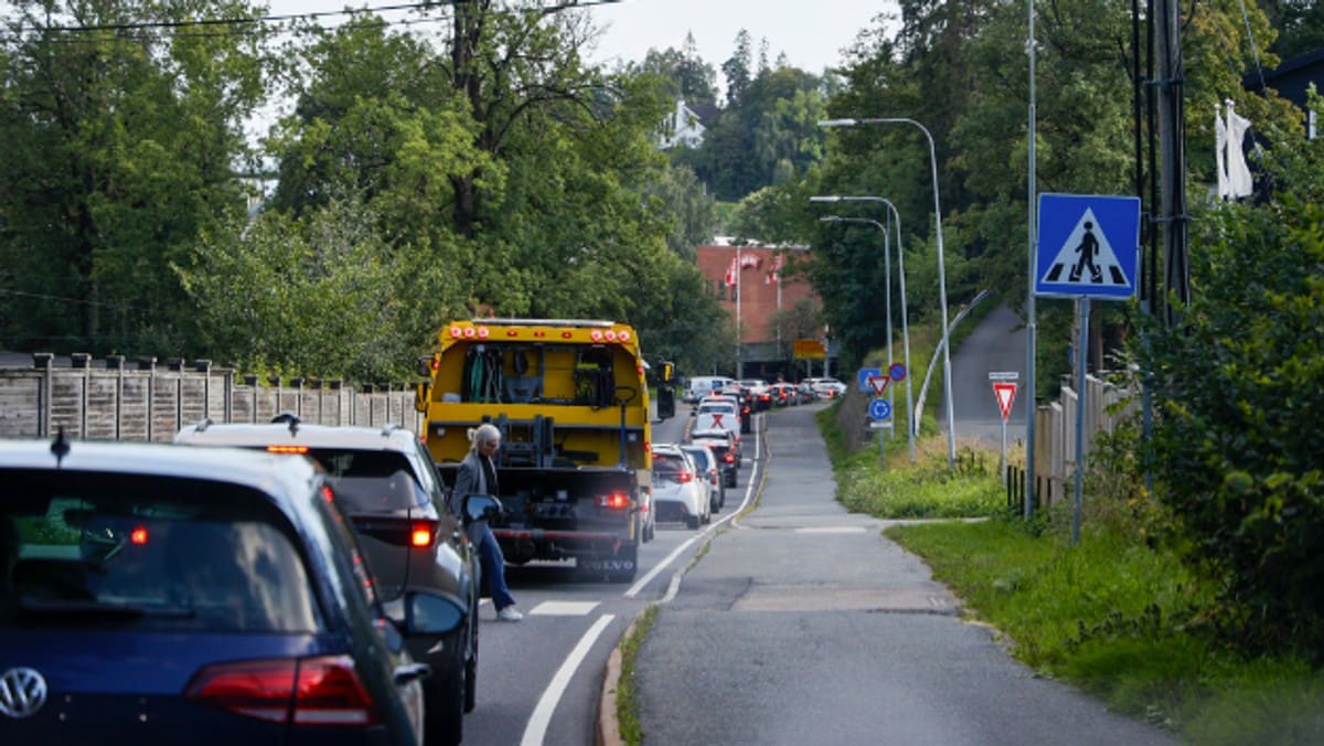 Trafikkork etter ulykke på E18 i Bærum – tre personer skadet