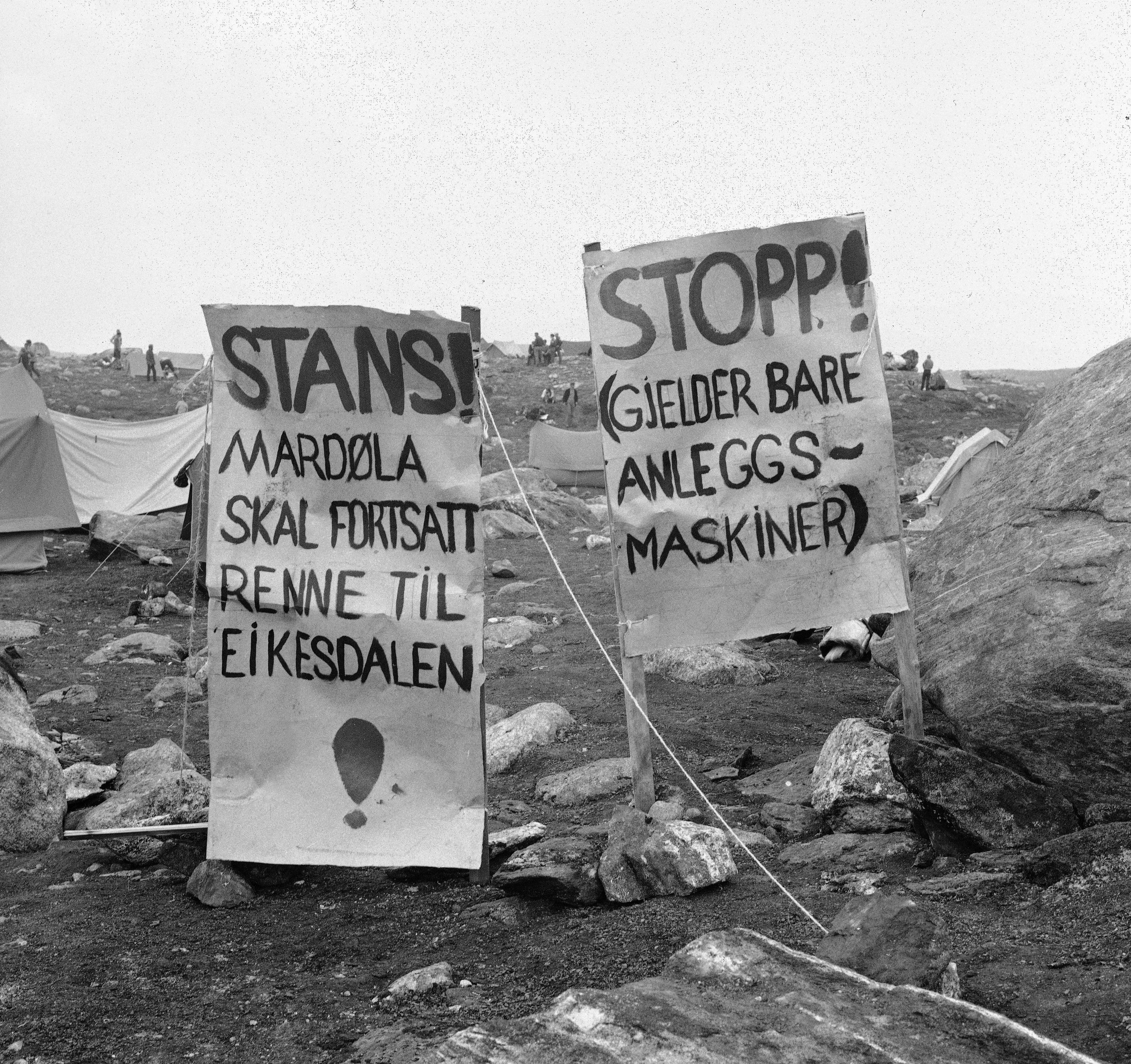 Mardøla 19700803.Etter beslutning om utbygging av østre Mardalsfossen, med Norges høyeste fossefall på 655 m, hvorav 297 m loddrett, samlet aksjonister fra samarbeidsgruppen fra "Natur og Miljøvern" seg til demonstrasjoner på fjellet midt imellom Rauma og Nesset kommuner. Her demonstrantenes teltleir, med plakater / paroler" "Stans! Mardøla skal forstatt renne til Eikesdalen" og "Stopp! Gjelder bare anleggsmaskiner" Foto: Erik Thorberg / NTB / Scanpix