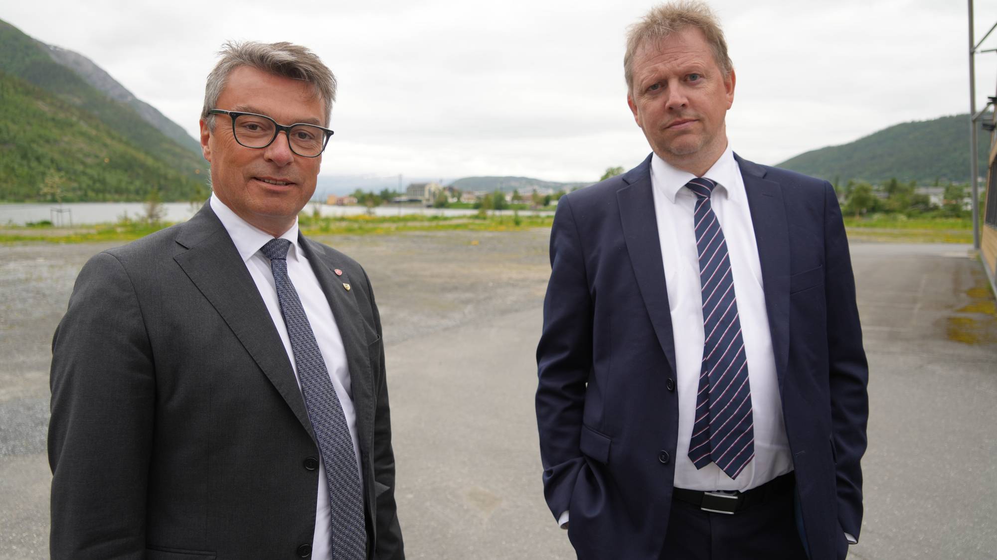 Odd Arnold Skogsholm (Ap) og Richard Dagsvik (Frp) er enige om å bygge bru til 28 fastboende. 