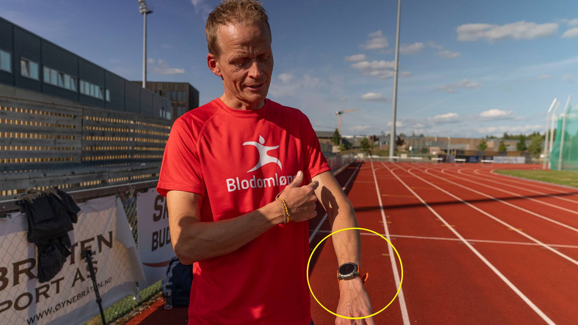Ole Jonny Delerud viser frem pulsklokken