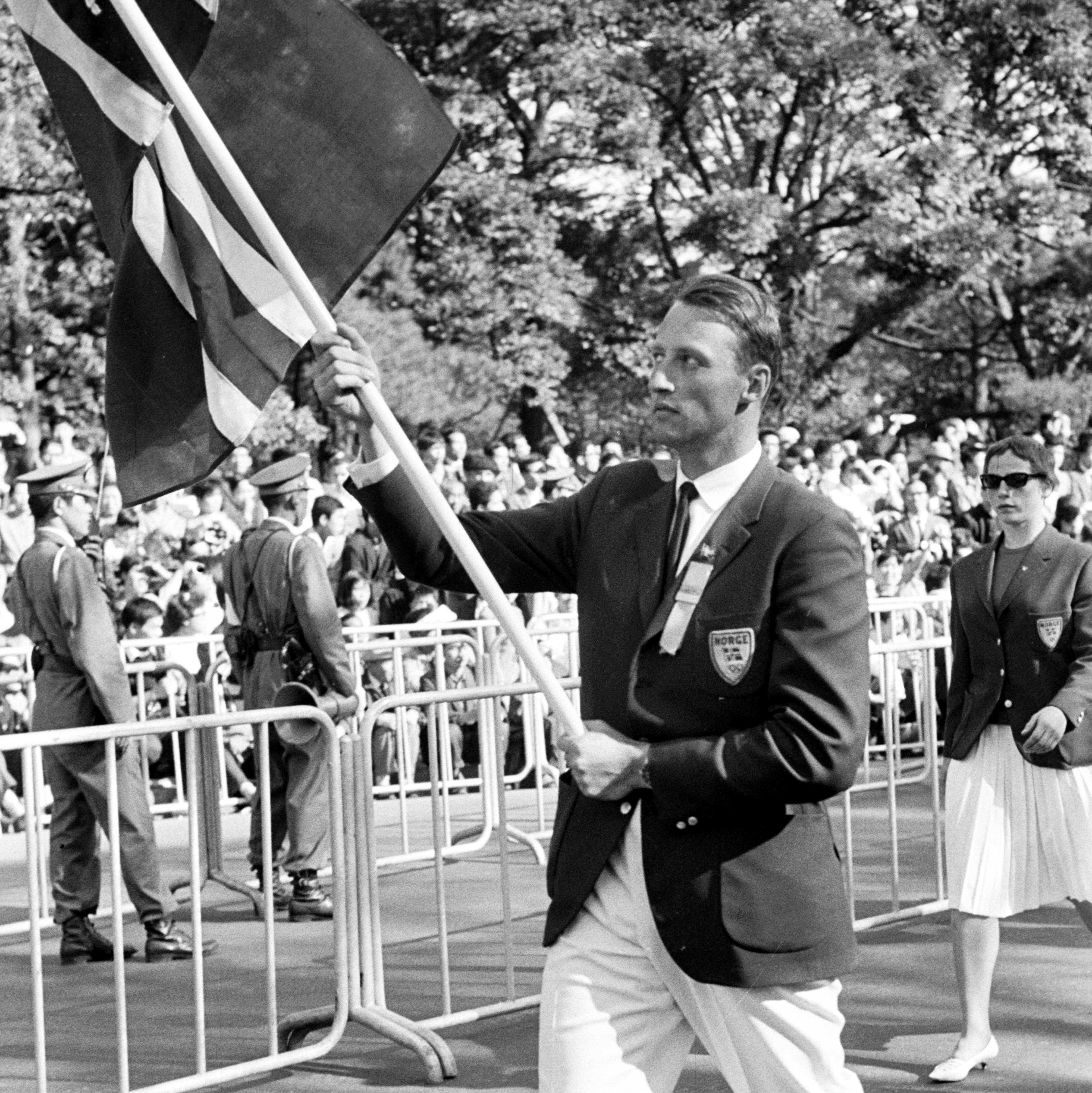 Tokyo, Japan 1964Sommer-OL i Tokyo. Den offisielle åpningsseremonien. Kronprins Harald deltar på det norske OL-laget i seiling, og er flaggbærer i det norske troppen.NTB arkivfoto / SCANPIXTokyo, Japan 1964Sommer-OL i Tokyo. Den offisielle åpningsseremonien. Kronprins Harald deltar på det norske OL-laget i seiling, og er flaggbærer i det norske troppen.NTB arkivfoto / SCANPIXHISTORISKEBILDER