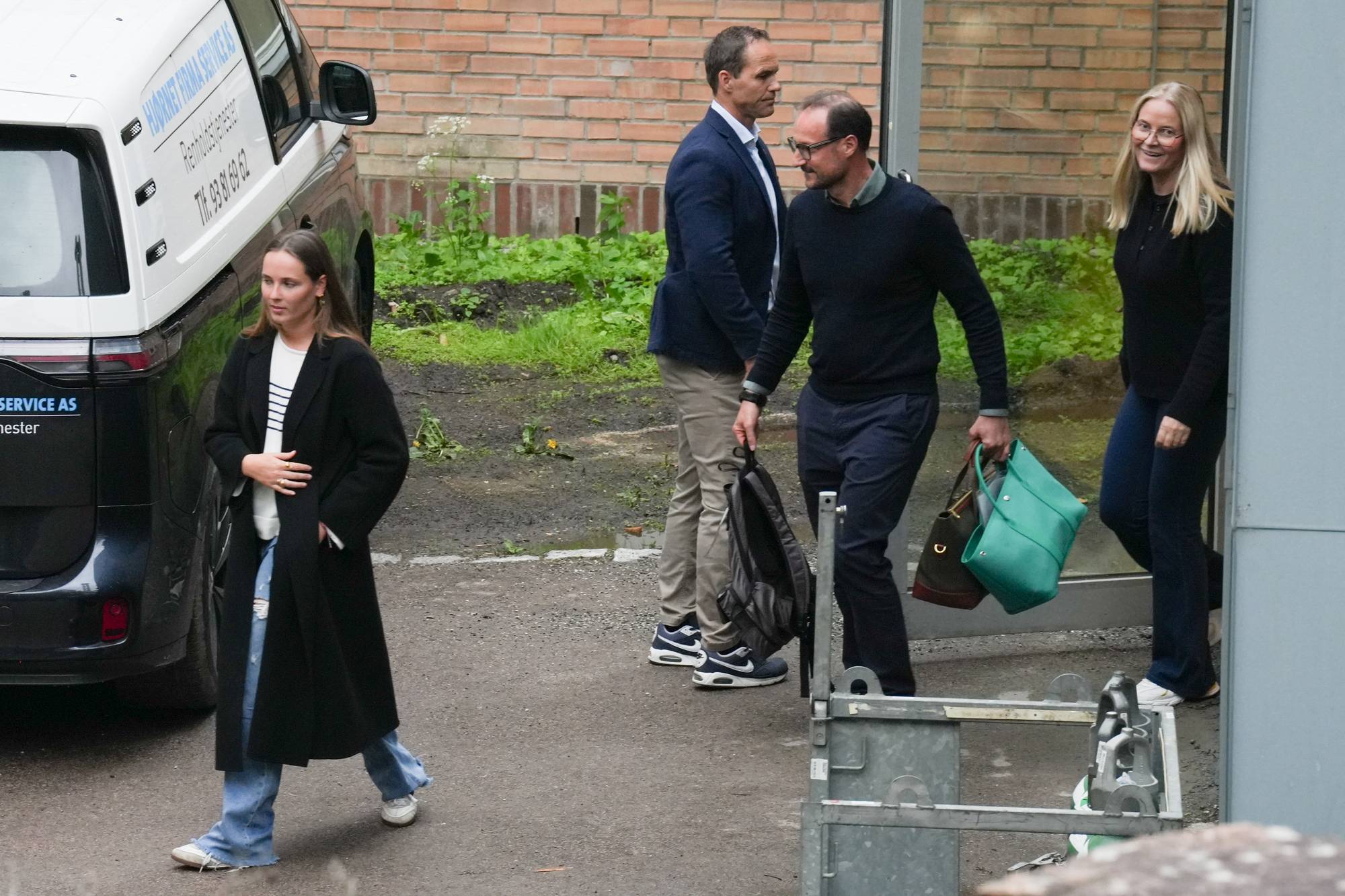 Kronprinsparet og prinsesse Ingrid Alexandra går ut fra Rikshospitalet