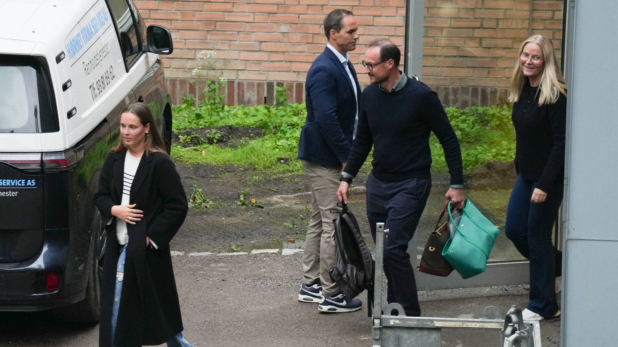 Kronprinsparet og prinsesse Ingrid Alexandra går ut fra Rikshospitalet