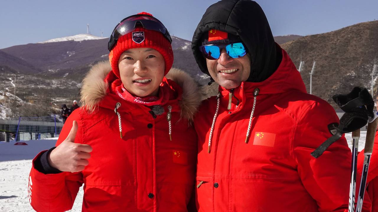 Ole Einar Bjørndalen med ett av Kinas største skiskytter-talent, Ding Yuhuan