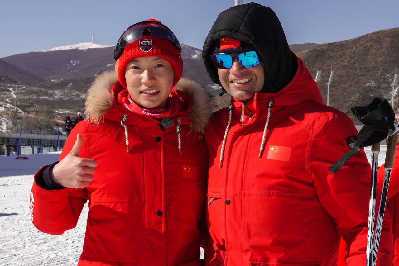Ole Einar Bjørndalen med ett av Kinas største skiskytter-talent, Ding Yuhuan