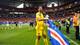 Foto: AP glad mann med flagg på stadion