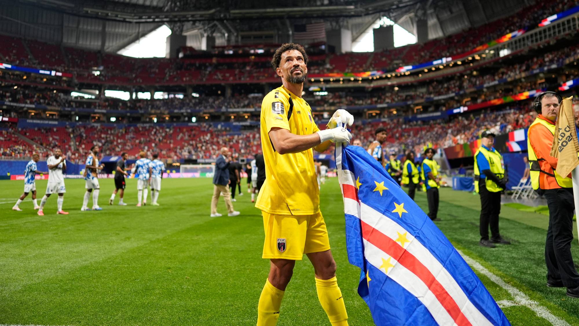glad mann med flagg på stadion