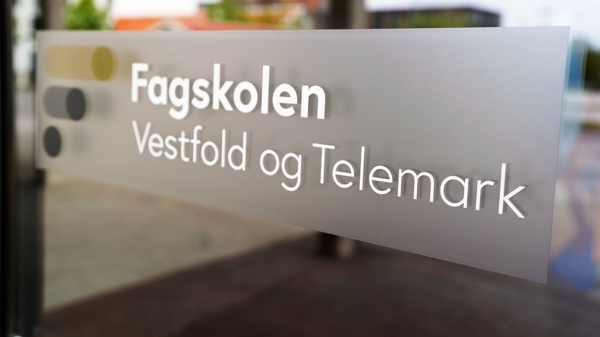 Skilt på glassdør