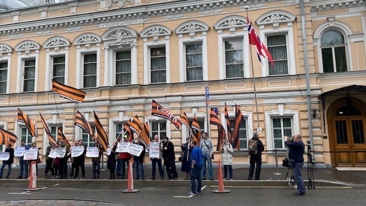 Demonstrasjon utenfor den norske ambassaden i Moskva