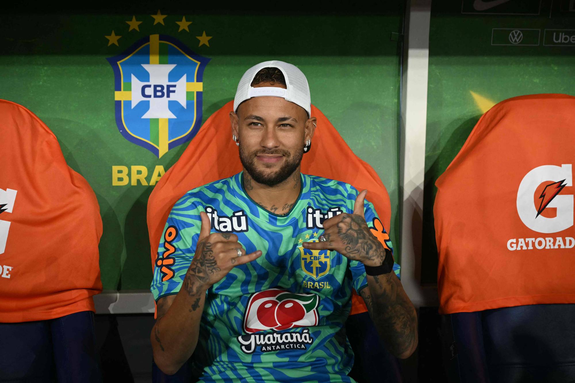 Neymar på benken under Brasils treningskamp mot Panama i mai.