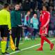 Foto: Lise Åserud / NTB Dommer og Bayern München-spiller snakker sammen på sidelinjen under en fotballkamp. (Bildebeskrivelsen er laget av en KI-tjeneste)