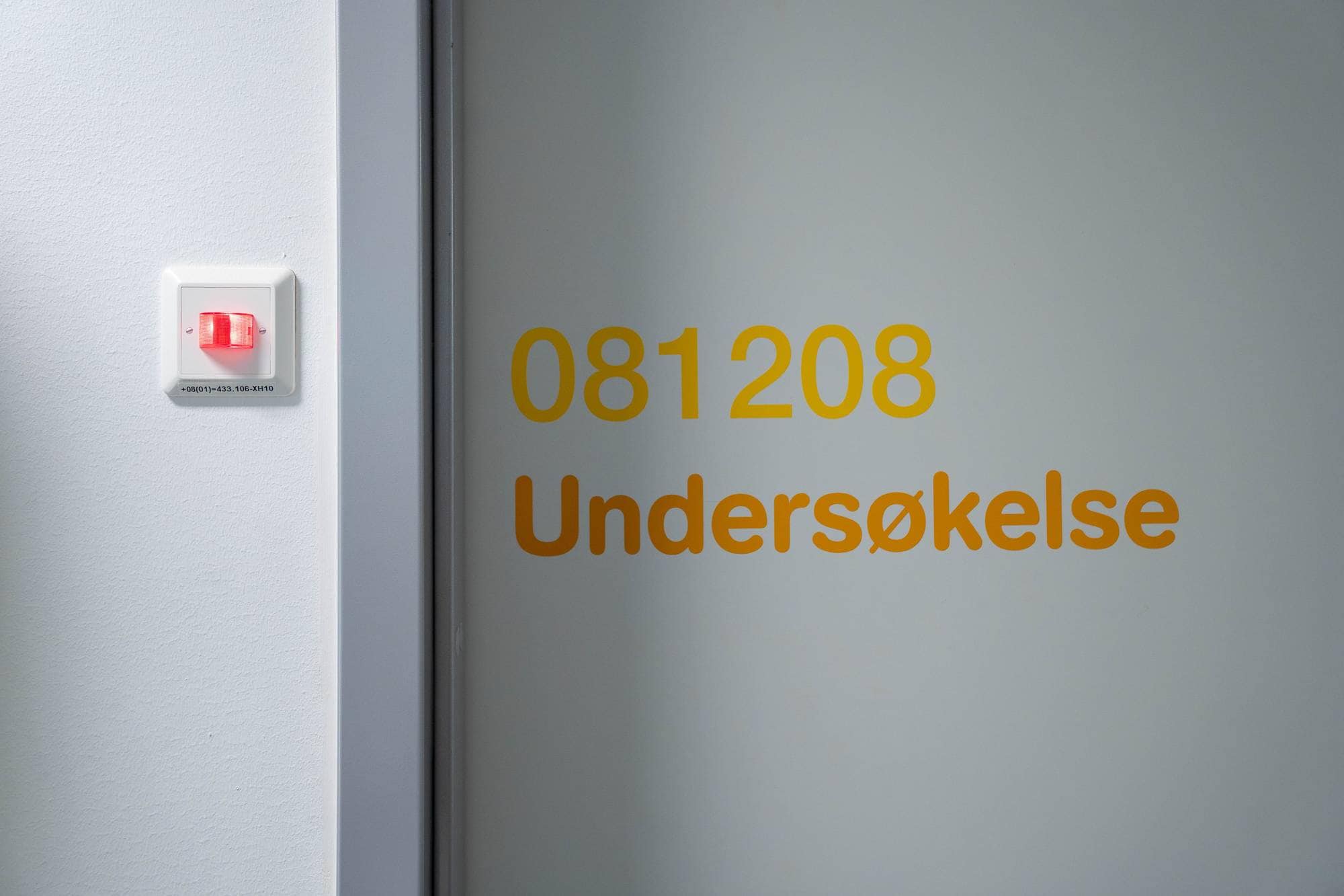 Bilder av sykepleier Tine Sande på Kvinneklinikken på Ullevål sykehus. Nærbilder fra klinikken der pasientene blir undersøkt for å kunne ta abort. Bilder av Helse - og omsorgsminister Jan Christian Vestre. Anonyme bilder av en case som måtte stå i lang kø før hun fikk time til å ta abort. Journalist Marianne Ytre-Eide