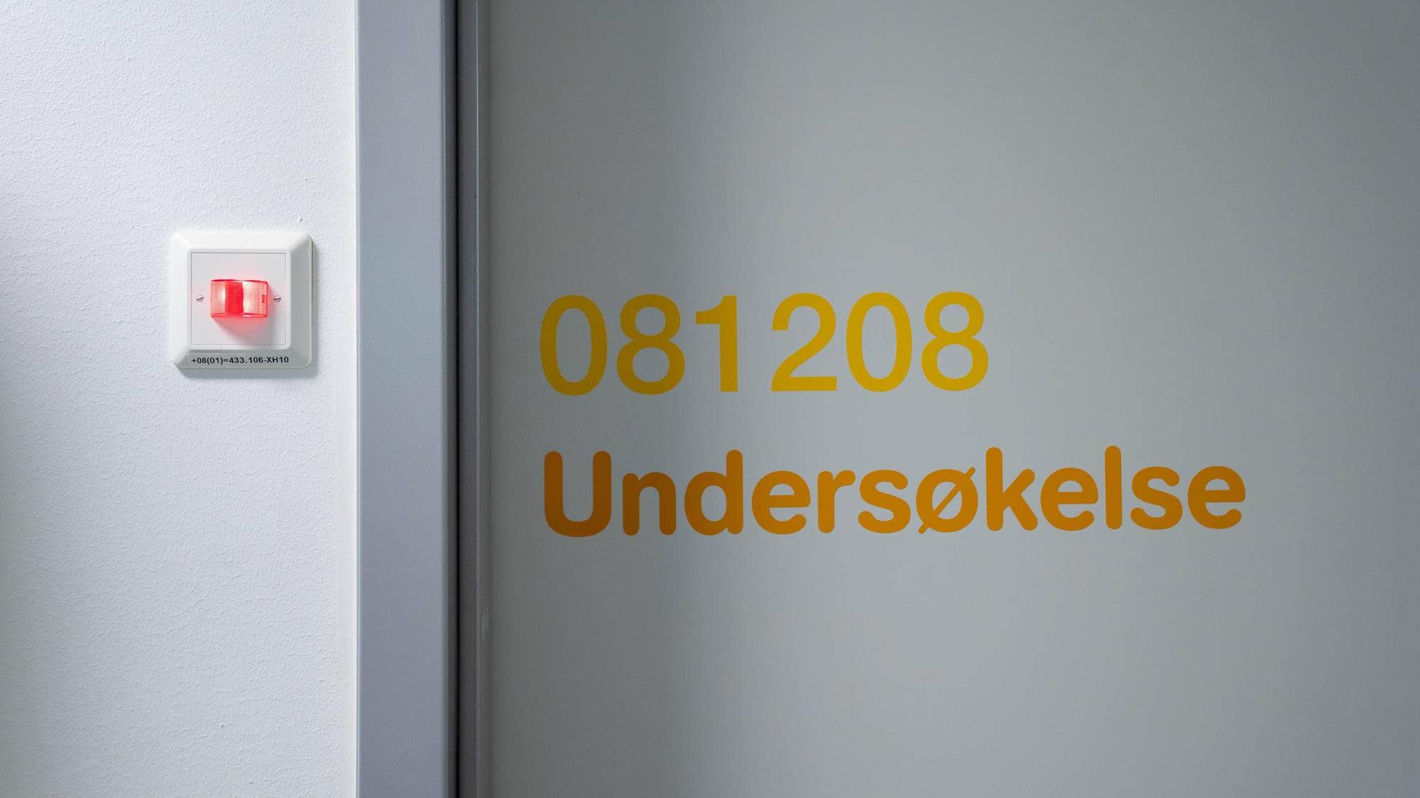Nærbilder av ei dør inn til rom på Kvinneklinikken ved Ullevål sykehus der pasientene blir undersøkt for å kunne ta abort.