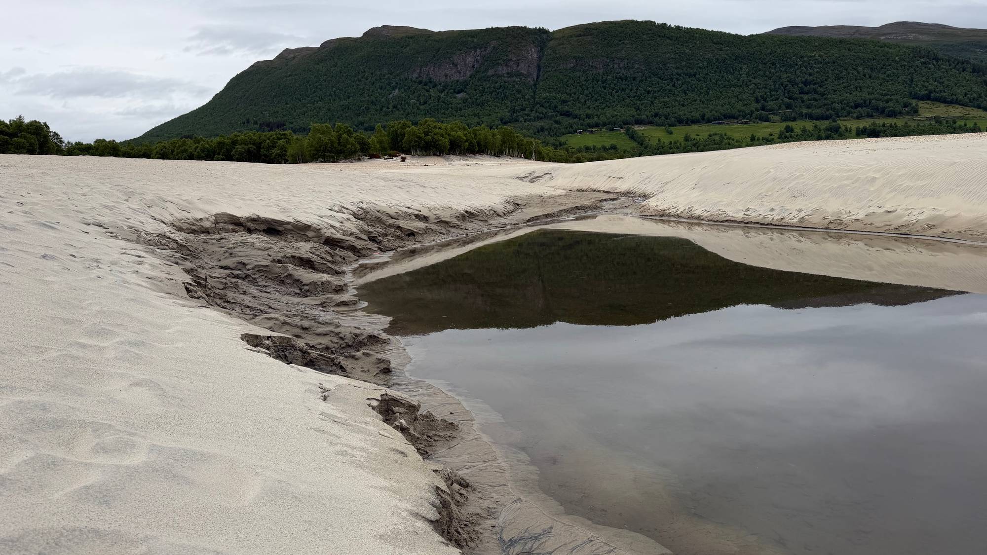 Sand som omringer litt vann i Gjevilvatnet. 
