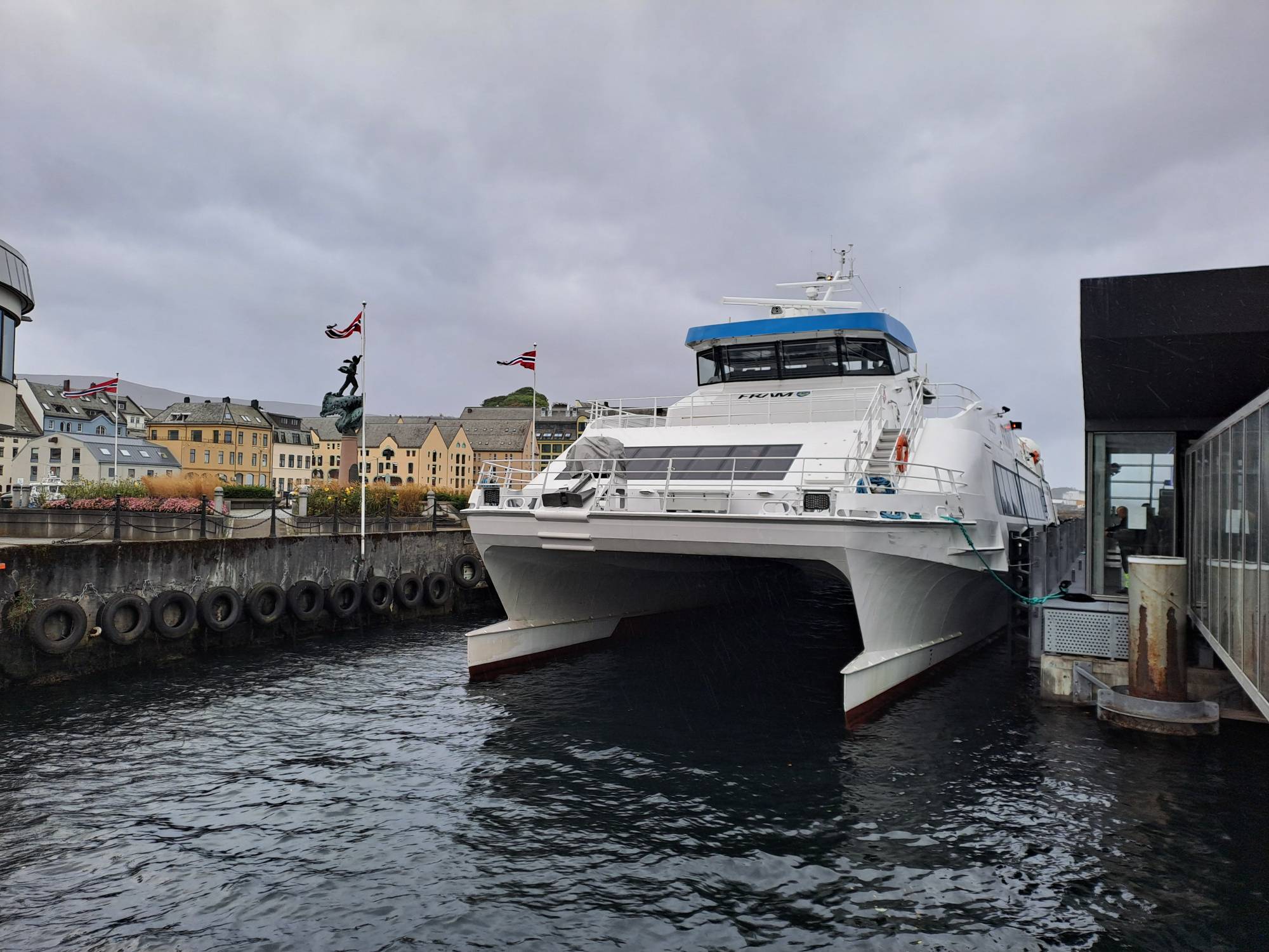 Hurtigbåten er innstilt i Ålesund på grunn av dårlig vær
