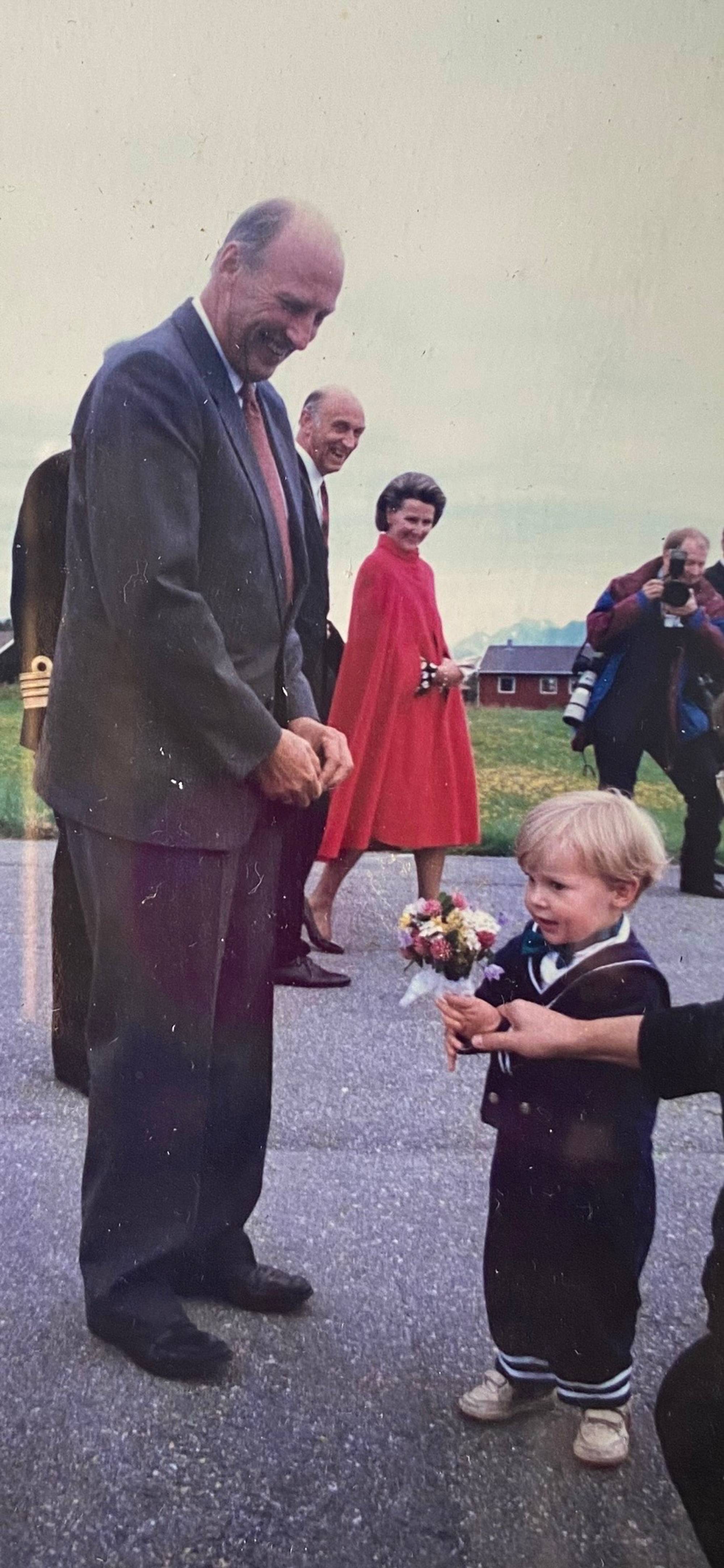 Martin på to år møter kong Harald på Lødingen i 1992