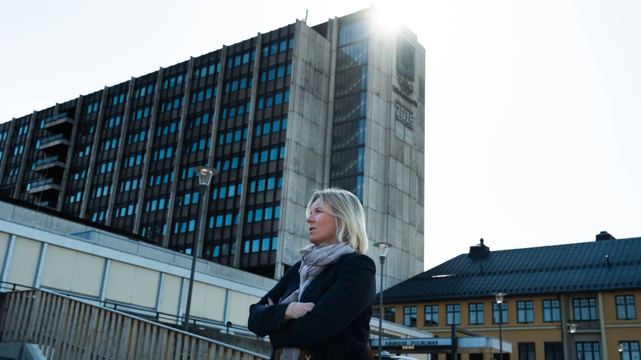 Ordfører Ingunn Trosholmen foran sykehuset på Lillehammer