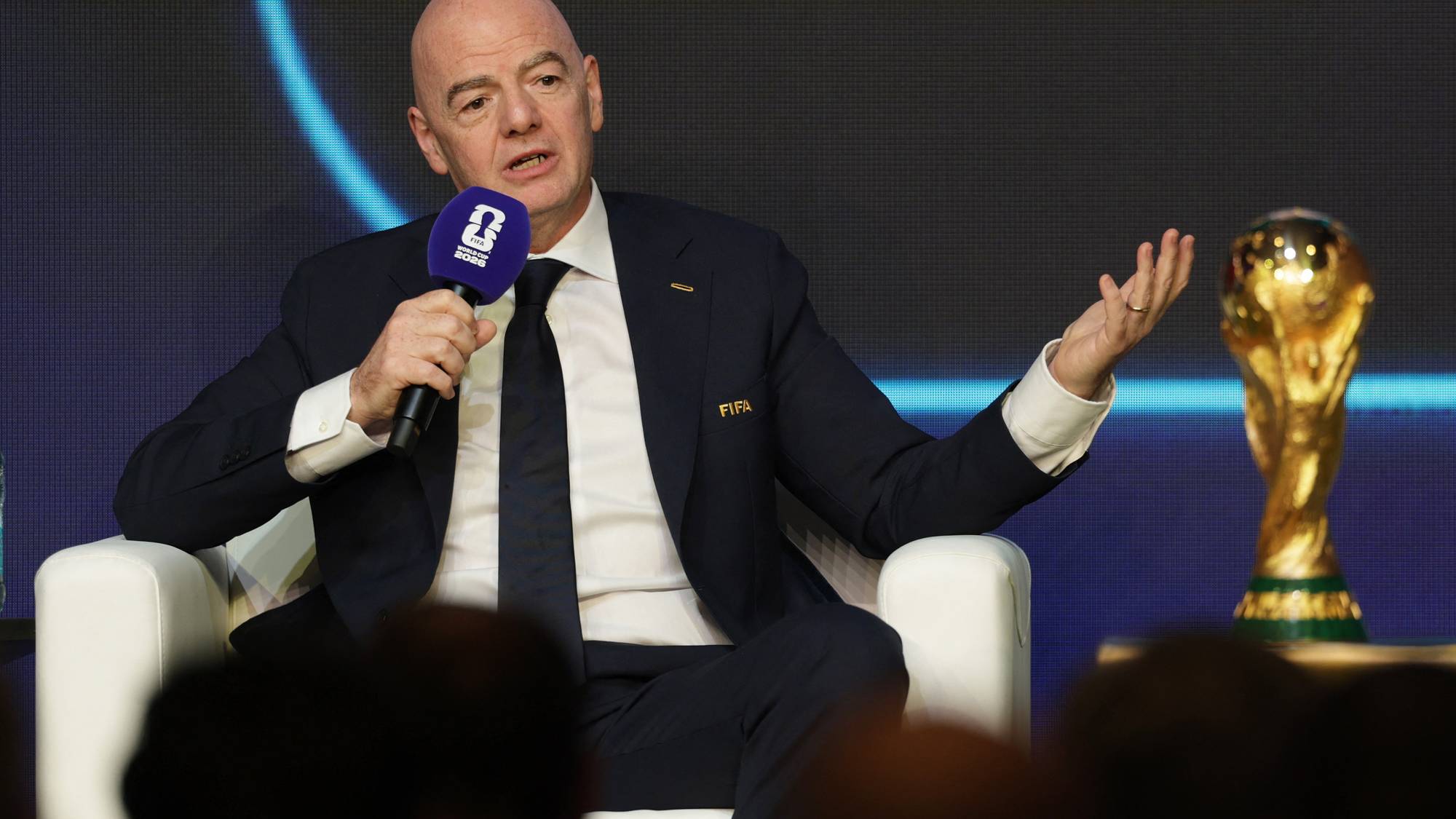 Fifa-president Gianni Infantino på scenen med VM-trofeet.
