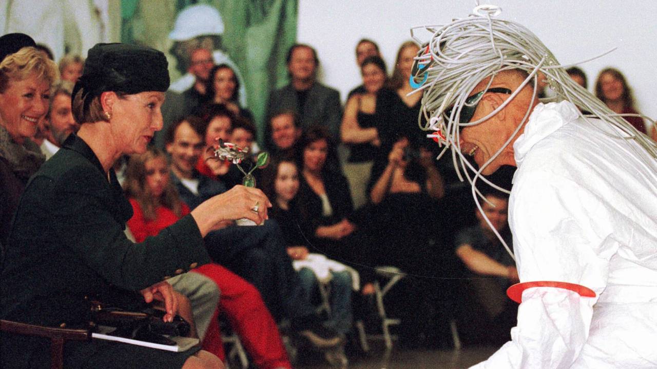 Dronning Sonja og kunstner Kjartan Slettemark under åpningen av Høstutstillingen i Bergen i 2000.
