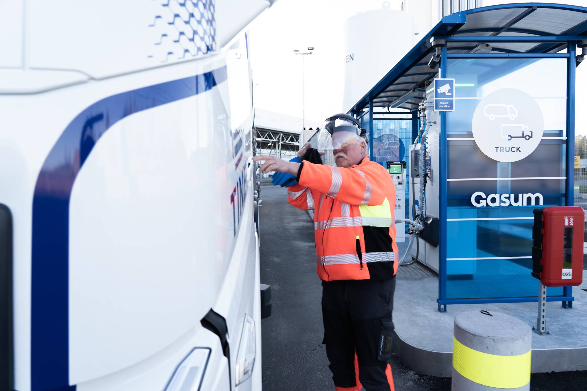 Sjåfør Ole Jørgen Østreng i Kværnhaugen Transport fyller biogass som drivstoff på tankbilen ved fyllestasjonen på Vinterbro. Han kjører melk for Tine.