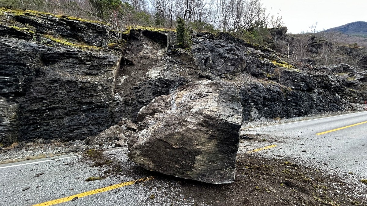 Gigantisk steinblokk stengjer E16 i Aurland – må sprenge steinen i bitar