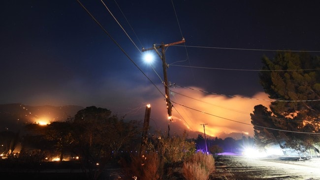 Teletonstolpe i brann ved Lake Isabella i California